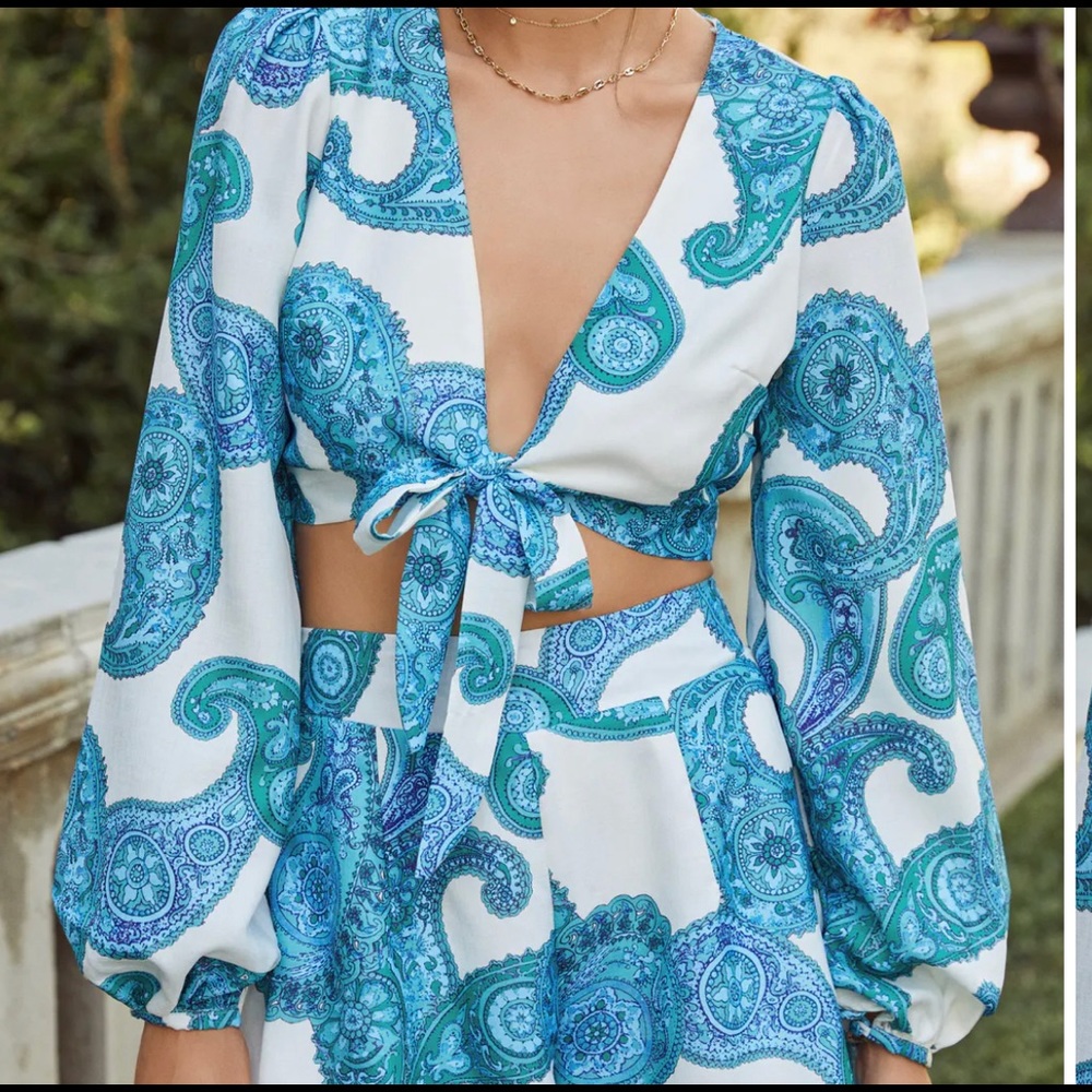 Beautiful crop tie blouse turquoise and white.